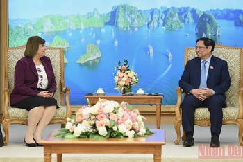 Thủ tướng Phạm Minh Chính tiếp Đại sứ Ai Cập tại Việt Nam Amal Abdel Kader Elmorsi Salama. 