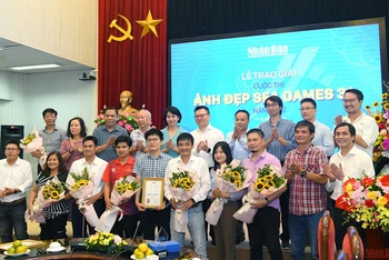 Tổng Biên tập Báo Nhân Dân Lê Quốc Minh và các đại biểu chụp ảnh lưu niệm cùng các tác giả đoạt giải cuộc thi “Ảnh đẹp SEA Games 31”.