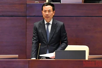 Bộ trưởng Thông tin và Truyền thông Nguyễn Mạnh Hùng phát biểu giải trình, làm rõ các vấn đề đại biểu Quốc hội nêu. (Ảnh: LINH NGUYÊN)