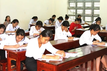 Các thí sinh dự thi tại Hội đồng thi Trường Trung học phổ thông dân tộc nội trú N’Trang Lơng.