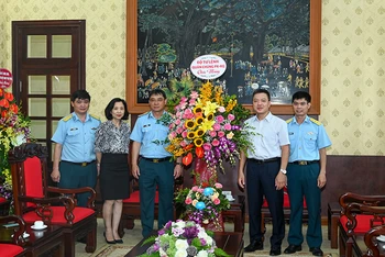 Đoàn đại biểu Bộ Tư lệnh Quân chủng Phòng không-Không quân tặng hoa chúc mừng Báo Nhân Dân. (Ảnh: DUY LINH)