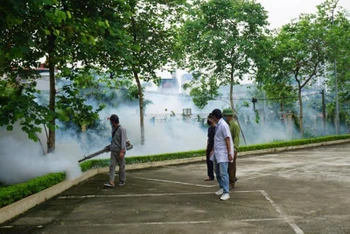 Phun hóa chất diệt muỗi diện rộng trên địa bàn huyện Thanh Trì.