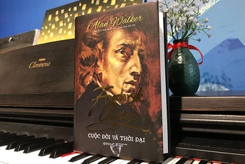 Cuốn “Fryderyk Chopin: Cuộc đời và thời đại”. (Ảnh: Omega+)