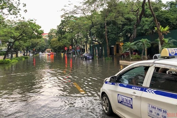 Mưa lớn gây ngập ở Hà Nội chiều 29/5. (Ảnh minh họa: Duy Linh)