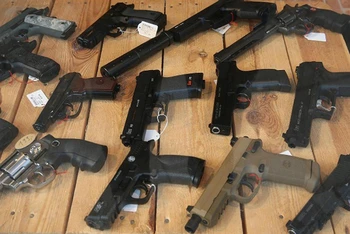 Các khẩu súng được phép mua bán tại một cửa hàng ở Bremen, Đức. (Nguồn: Getty Images)