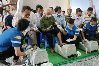 Các bác sĩ của Trung tâm Tư vấn dinh dưỡng Vinamilk tổ chức đo loãng xương, tư vấn sức khỏe cho gần 500 người cao tuổi tỉnh Thái Bình.