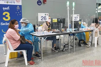 Người dân Thái Lan tiêm vaccine ngừa Covid-19 tại Trung tâm tiêm chủng Bang Sue. (Ảnh: NAM ĐÔNG)