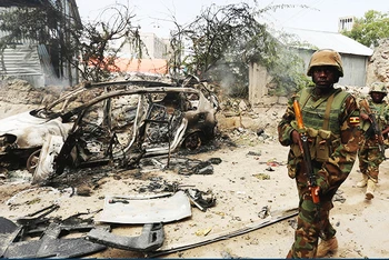 Binh sĩ Somalia tại hiện trường một vụ tiến công khủng bố. Ảnh: GETTY IMAGES
