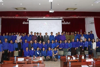 Đại sứ Nguyễn Bá Hùng cùng các đại biểu tham dự cuộc tọa đàm ngày 16/6. (Ảnh: Xuân Sơn)