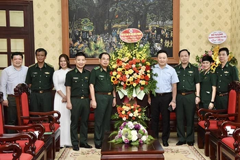Phó Tổng Biên tập Phan Văn Hùng tiếp đoàn đại biểu Bộ Tư lệnh Bộ đội Biên phòng. (Ảnh: TRẦN HẢI)