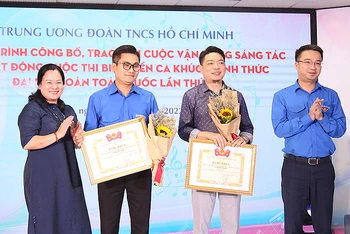 Bí thư Trung ương Đoàn Nguyễn Tường Lâm (ngoài cùng bên phải) trao phần thưởng tặng các tác giả ca khúc “Sứ mệnh thanh niên”.
