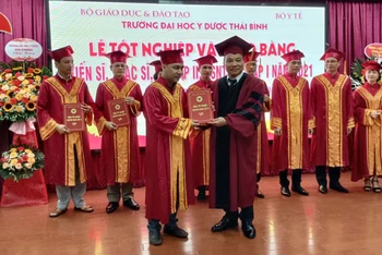 Lãnh đạo Trường Đại học Y Dược Thái Bình trao bằng tốt nghiệp sau đại học cho các học viên.