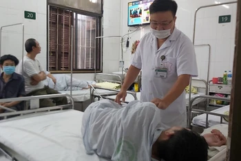 TS Dương Minh Tâm, Trưởng phòng Rối loạn stress, Viện Sức khỏe Tâm thần, Bệnh viện Bạch Mai thăm khám cho một bệnh nhân bị stress học đường. 