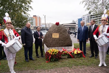 Lễ đặt phiến đá tại nơi dự kiến dựng tượng Bác Hồ. Saint Petersburg tháng 10/2020. 