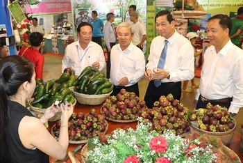 Lãnh đạo tỉnh Đồng Nai và thành phố Long Khánh tham quan gian hàng trưng bày trái cây.