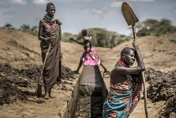 Người dân khơi thông một con kênh lấy nước ở Nanyee, Kenya. (Ảnh: AFP/TTXVN)