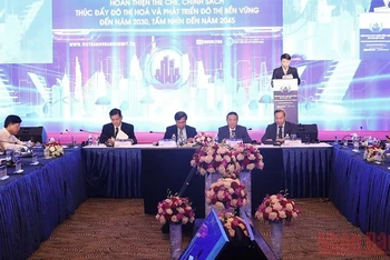 Các đại biểu tham dự hội thảo chuyên đề thúc đẩy kinh tế đô thị.