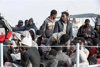 Người di cư được giải cứu trên Địa Trung Hải về tới căn cứ hải quân ở thủ đô Tripoli (Libya) ngày 29/4/2021. (Ảnh: AFP/TTXVN)