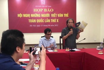 Chủ tịch Hội Nhà văn Việt Nam Nguyễn Quang Thiều chia sẻ thông tin tại họp báo. (Ảnh: TTXVN)