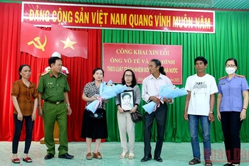 Đại diện Cơ quan Cảnh sát điều tra, Công an Bình Thuận và Viện Kiểm sát nhân dân tỉnh Bình Thuận cùng xin lỗi và trao hoa cho gia đình ông Võ Tê.