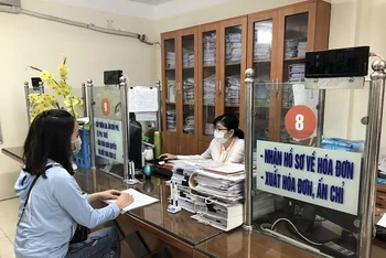 Người nộp thuế đang thực hiện quyết toán thuế tại Chi cục Thuế quận Nam Từ Liêm. (Ảnh: Thùy Linh)