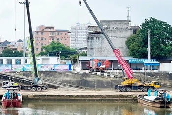 Cửa khẩu Ka Long (thành phố Móng Cái, Việt Nam)-Bến biên mậu Đông Hưng (Trung Quốc) chính thức thông quan từ ngày 17/6.