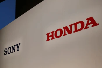 Logo của Sony và Honda tại địa điểm họp báo chung ở Tokyo, Nhật Bản, ngày 4/3/2022. Ảnh: Reuters