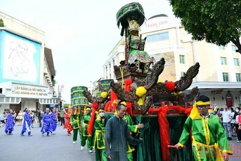 Lễ cung rước Tôn thần Đông trấn Thăng Long