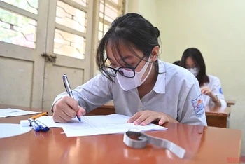 Học sinh Hà Nội bước vào môn thi đầu tiên kỳ tuyển sinh lớp 10 THPT