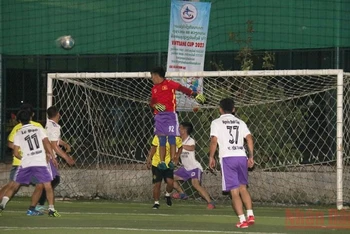 Một pha tranh bóng quyết liệt trước khung thành giữa đội FC Xe Sầu Định và FC Yên Thành, tối 18/6. (Ảnh: XUÂN SƠN)
