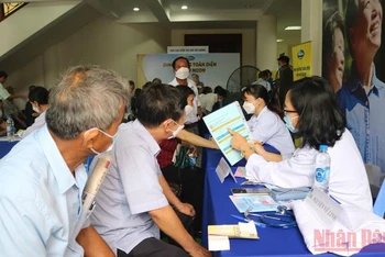 Thăm khám sức khỏe cho người cao tuổi tỉnh Thái Bình.