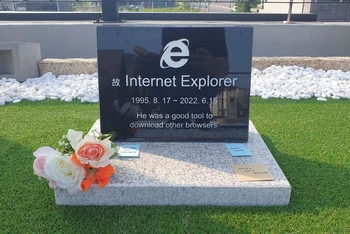 Bia tưởng niệm của trình duyệt Internet Explorer, do kỹ sư phần mềm Jung Ki-young của Hàn Quốc tạo ra, được chụp tại tầng thượng của một quán cà phê ở Gyeongju, Hàn Quốc, ngày 17/6. Ảnh: Jung Ki-Young qua REUTERS.
