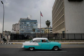 Xe ô-tô đi qua Đại sứ quán Mỹ tại thủ đô La Habana, ngày 30/10/2020. (Ảnh: Reuters)