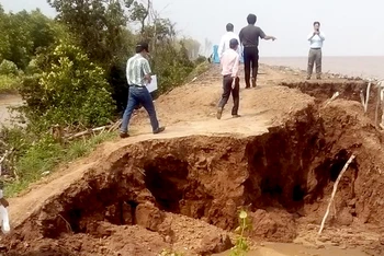 Một đoạn đê biển Vĩnh Châu (Sóc Trăng) bị sạt lở nghiêm trọng.