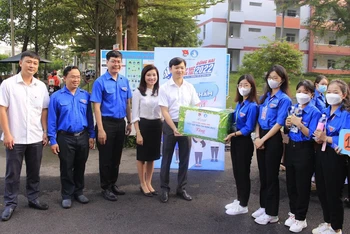Đoàn công tác của Trung ương Đoàn tặng quà đội tiếp sức mùa thi tại Trường THPT chuyên Lương Thế Vinh, tỉnh Đồng Nai.