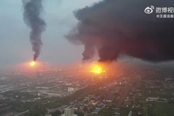 Vụ cháy lớn ở nhà máy hóa dầu Sinopec tại Thượng Hải. (Nguồn: Twitter)