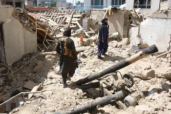 Hiện trường vụ đánh bom ở Kabul, Afghanistan. (Ảnh: THX/TTXVN)