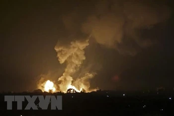 Khói lửa bốc lên sau vụ không kích xuống khu vực Khan Yunis ở Dải Gaza. (Ảnh: AFP/TTXVN)