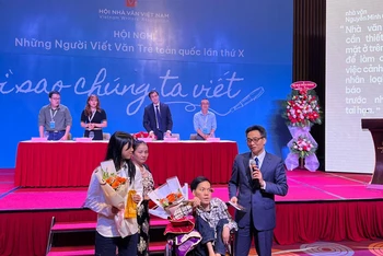 Phó Thủ tướng Vũ Đức Đam trao quà của Chủ tịch nước Nguyễn Xuân Phúc tặng hai đại biểu đặc biệt.
