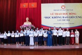 Phó Chủ tịch nước Võ Thị Ánh Xuân trao học bổng “Học không bao giờ cùng” lần thứ hai tại Thành phố Hồ Chí Minh.