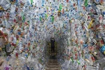 Các nhà bảo vệ môi trường lắp ráp các loại rác thải nhựa làm viện bảo tàng tại Gresik ở phía Đông đảo Java của Indonesia. (Ảnh: AFP/TTXVN)