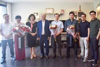 Đại sứ Đinh Toàn Thắng và Đại sứ Lê Thị Hồng Vân tặng hoa chúc mừng các phóng viên thường trú tại Pháp nhân Ngày Báo chí cách mạng Việt Nam.