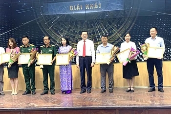 Lãnh đạo UBND thành phố Cần Thơ trao giải Nhất cho các tác giả đạt giải.