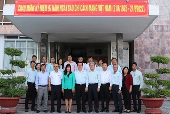 Đồng chí Nguyễn Trọng Nghĩa chụp ảnh lưu niệm với các nhà báo Tây Ninh.