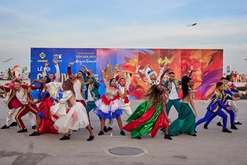 Lễ hội Carnival Sầm Sơn trở lại đầy màu sắc. 