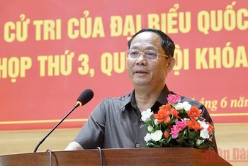Phó Chủ tịch Quốc hội Trần Quang Phương phát biểu tại buổi tiếp xúc cử tri huyện Lý Sơn.