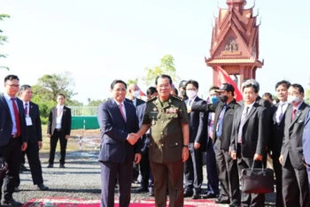 Thủ tướng Phạm Minh Chính đón Thủ tướng Campuchia Hun Sen tại biên giới Việt Nam-Campuchia.