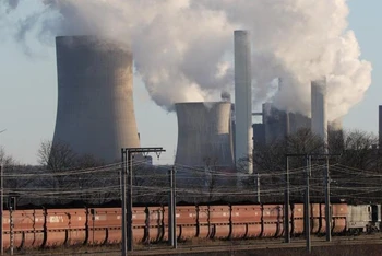 Quang cảnh bên ngoài nhà máy điện than Niederaussem, phía tây Cologne, Đức. (Ảnh: Reuters)