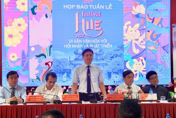 Lãnh đạo UBND tỉnh Thừa Thiên Huế, Trung tâm Festival Huế cùng các sở, ban, ngành tại buổi họp báo.