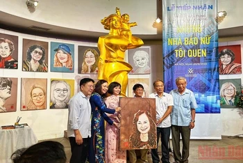 Nghi thức tiếp nhận bộ sưu tập tranh chân dung 100 nhà báo nữ của nhà báo Huỳnh Dũng Nhân tặng Bảo tàng Phụ nữ Việt Nam.